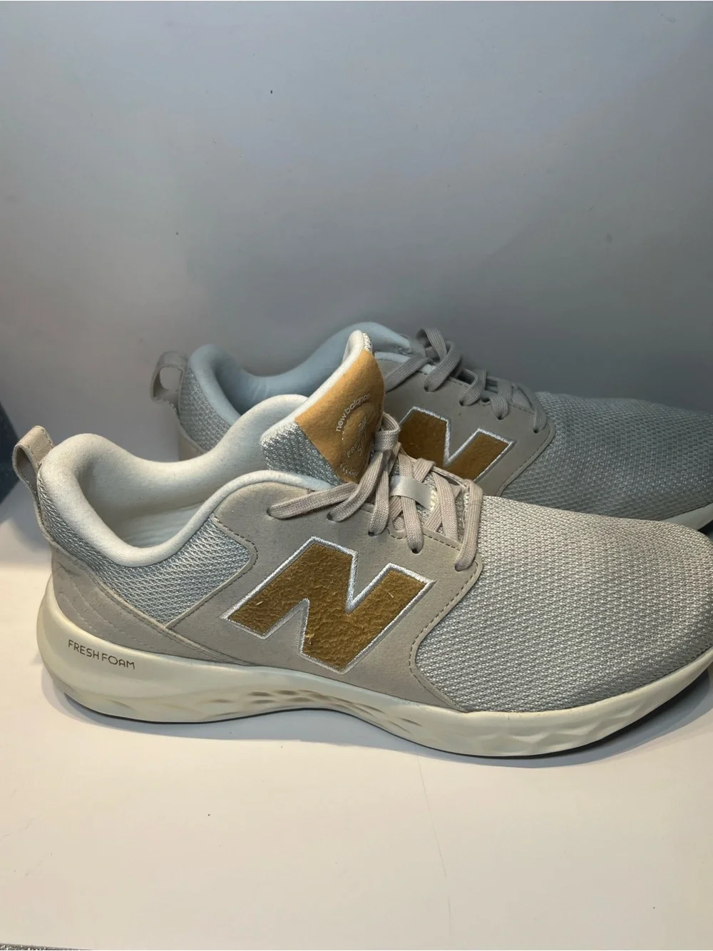 Men's Fresh Foam SPT Lux v4 Running Sneakers  Sz 9.5